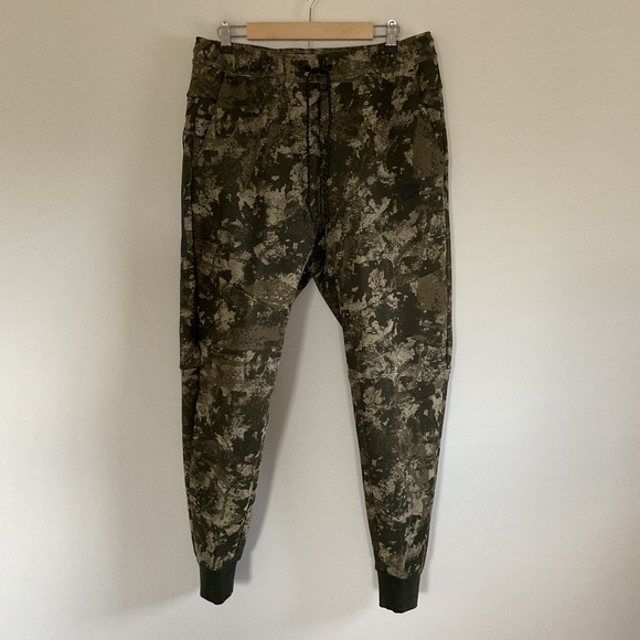 NWT Nike Mens Sz L Tech Fleece Joggers Neutral Olive/Medium Olive Camo Comfort
